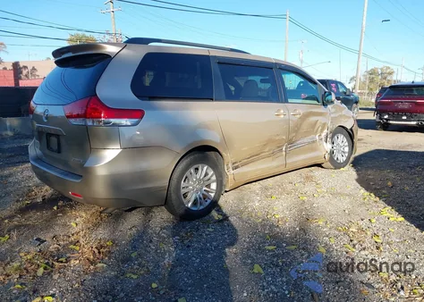 2011 Toyota Sienna Xle V6 z USA, uszkodzony, nr VIN 5TDYK3DC5BS038682